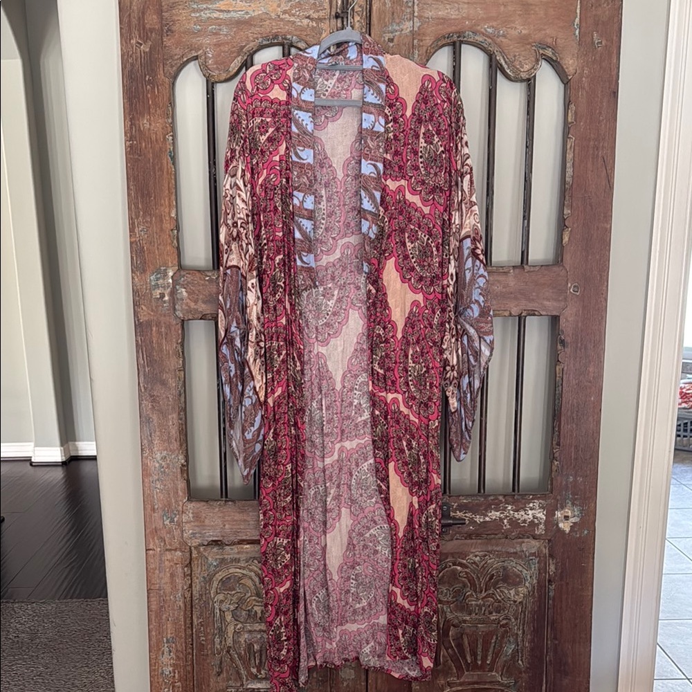 Chic Paisley Kimono with Rich Patterns
